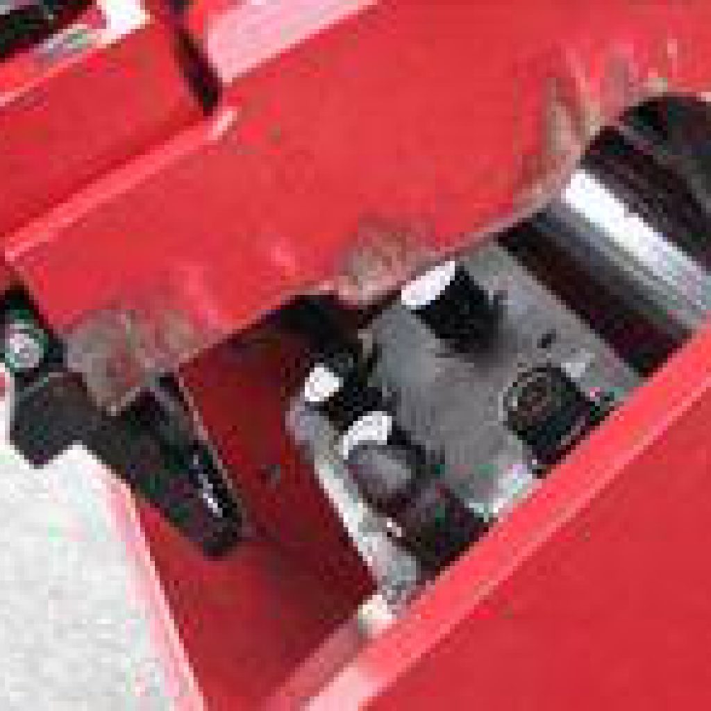 Repuestos de cuchilla para maquinaria de obras públicas y construcción, vista detallada de componentes de desgaste en una máquina pesada.