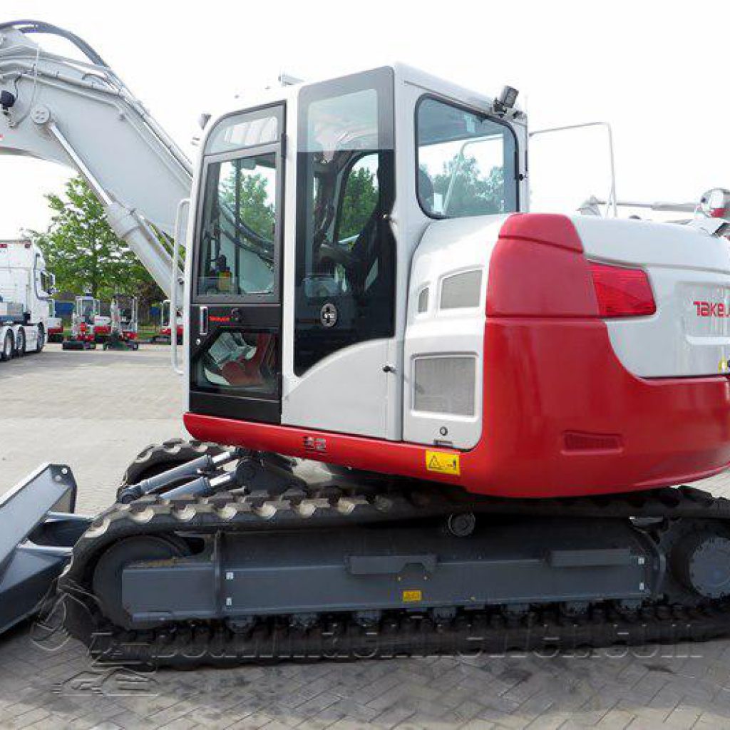 Excavadora compacta Takeuchi de 1.5 toneladas con cabina cerrada, orugas resistentes y cuchara frontal optimizada para obra pública y construcción pesada. Reacondicionada y lista para su uso.