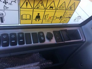 Riesgo de accidente por equipo de control de maquinaria de construcción en cabina.