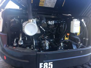 Motor de maquinaria de construcción con componentes modernos y sistema de refrigeración, ideal para equipos pesados utilizados en obras civiles y servicios públicos.