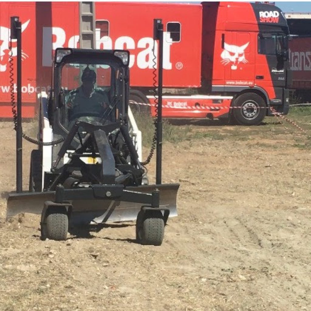 Rolo compactador de maquinaria de construcción en exhibición, maquinaria pesada para obras públicas y edificación, accesorios y repuestos alternativos para excavadoras y cargadoras.