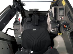 Asiento y controles del cabina de un vehículo industrial o maquinaria pesada en el interior, enfocándose en ergonomía y tecnología para operaciones eficientes.