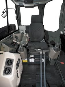 Control de cabina de maquinaria agrícola con asiento ergonómico, controles fáciles de usar y amplia visibilidad para operación eficiente y segura. Diseñado para mejorar la productividad en labores agrícolas.