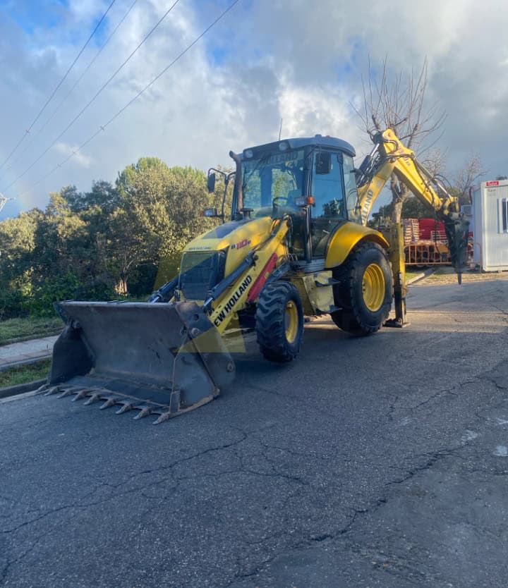 Retro Pala, Marca: NEW HOLLAND, Modelo: B 110 B, Año fabricación 2008, Horas: 12.410 Aprox, equipada con dos cazos, Horquillas portapalet, pala de almeja, brazo telescópico, matriculada,