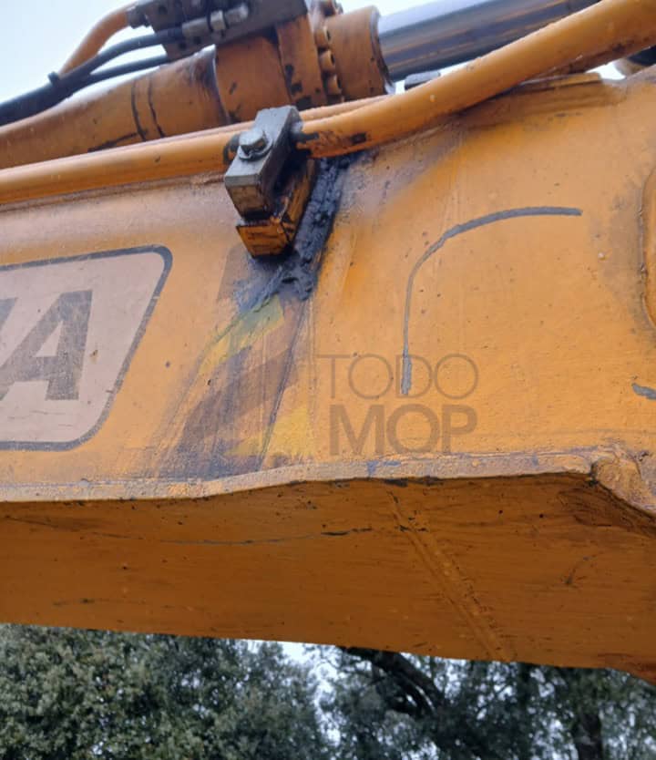 Excavadora ruedas JS 175 W. Año 2005, Horas: 17382. Equipada con Cazo de trabajo y Martillo, Aire Acondicionado. Bomba reparada con 300 Horas de trabajo.