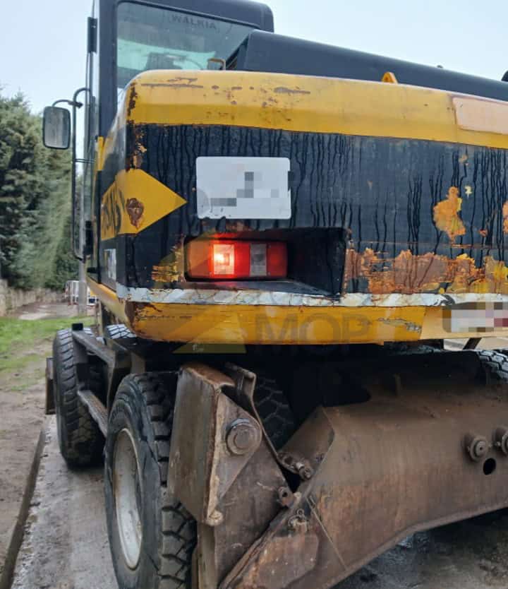 Excavadora ruedas JS 175 W. Año 2005, Horas: 17382. Equipada con Cazo de trabajo y Martillo, Aire Acondicionado. Bomba reparada con 300 Horas de trabajo.