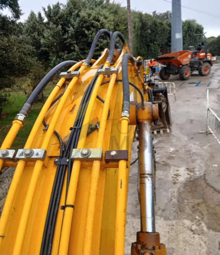 Excavadora ruedas JS 175 W. Año 2005, Horas: 17382. Equipada con Cazo de trabajo y Martillo, Aire Acondicionado. Bomba reparada con 300 Horas de trabajo.