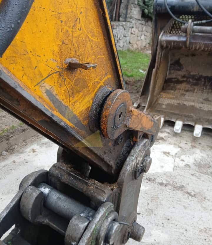 Excavadora ruedas JS 175 W. Año 2005, Horas: 17382. Equipada con Cazo de trabajo y Martillo, Aire Acondicionado. Bomba reparada con 300 Horas de trabajo.