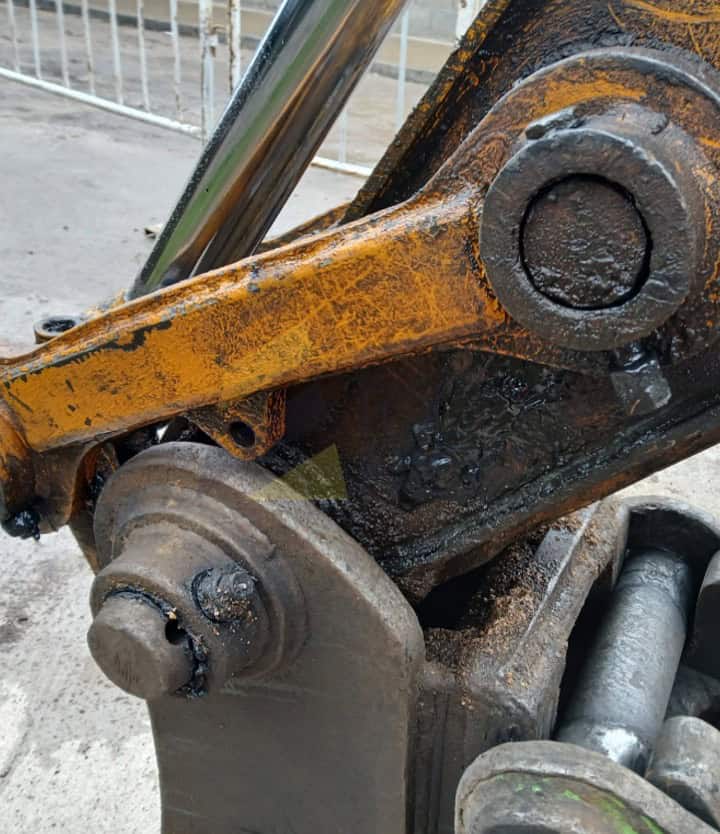 Excavadora ruedas JS 175 W. Año 2005, Horas: 17382. Equipada con Cazo de trabajo y Martillo, Aire Acondicionado. Bomba reparada con 300 Horas de trabajo.