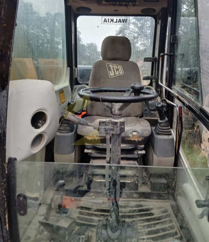 Excavadora ruedas JS 175 W. Año 2005, Horas: 17382. Equipada con Cazo de trabajo y Martillo, Aire Acondicionado. Bomba reparada con 300 Horas de trabajo.