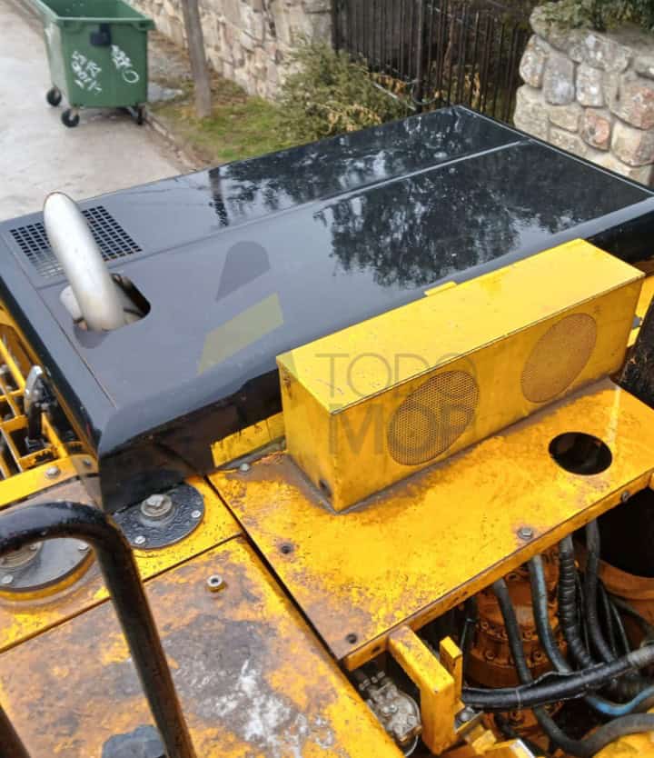 Excavadora ruedas JS 175 W. Año 2005, Horas: 17382. Equipada con Cazo de trabajo y Martillo, Aire Acondicionado. Bomba reparada con 300 Horas de trabajo.