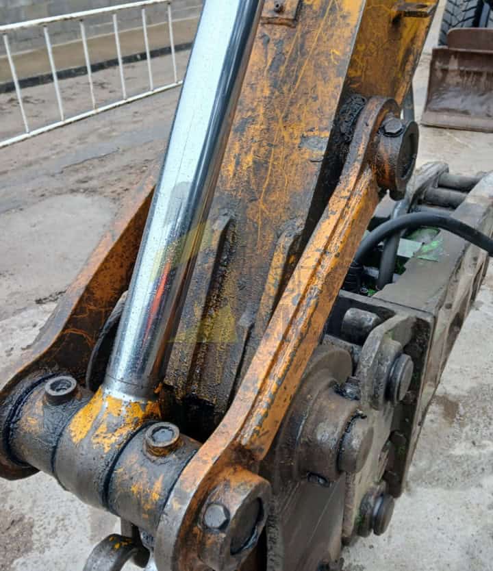 Excavadora ruedas JS 175 W. Año 2005, Horas: 17382. Equipada con Cazo de trabajo y Martillo, Aire Acondicionado. Bomba reparada con 300 Horas de trabajo.