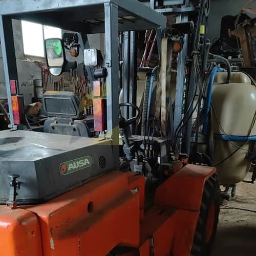 Carretilla, Marca: AUSA, Modelo:CH 22, Año fabricación 2000, Horas: 7000. No está matriculada. Maquinaria lista para trabajar.