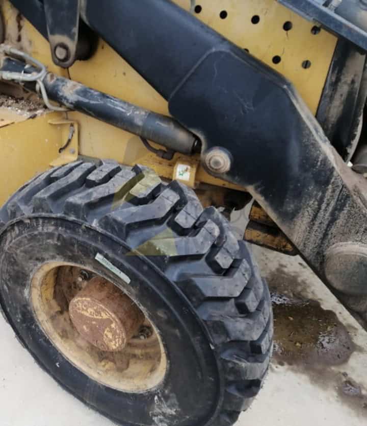 Retrocargadora CATERPILLAR 428 D, Año 2003, con 18916 Horas, equipada con un cazo. Matriculada.