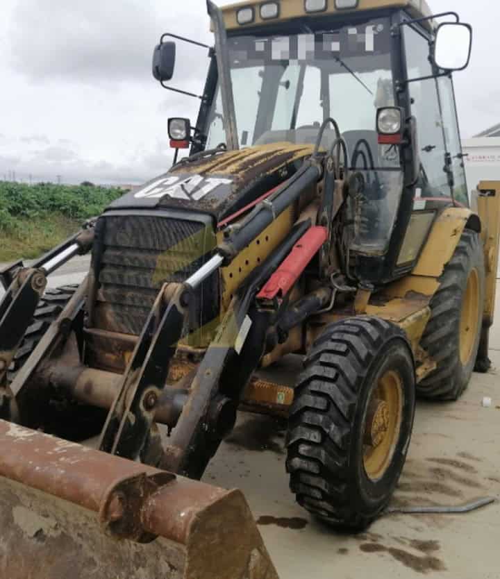 Retrocargadora CATERPILLAR 428 D, Año 2003, con 18916 Horas, equipada con un cazo. Matriculada.