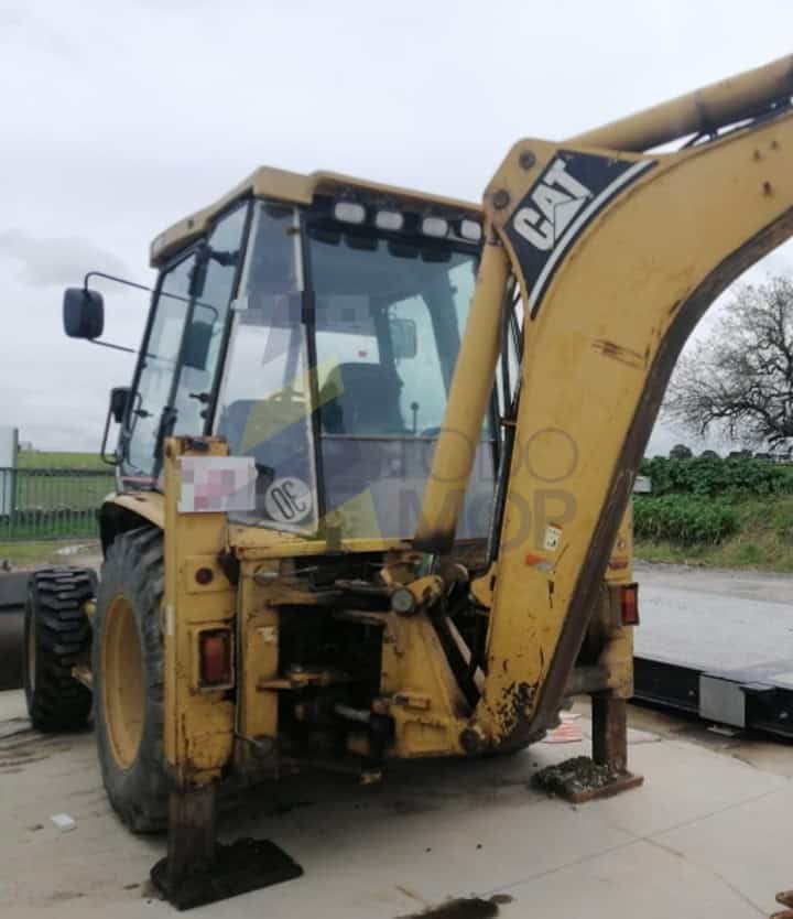 Retrocargadora CATERPILLAR 428 D, Año 2003, con 18916 Horas, equipada con un cazo. Matriculada.