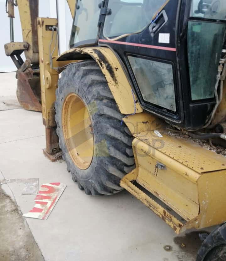 Retrocargadora CATERPILLAR 428 D, Año 2003, con 18916 Horas, equipada con un cazo. Matriculada.