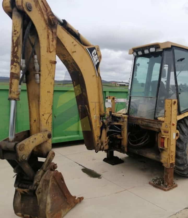 Retrocargadora CATERPILLAR 428 D, Año 2003, con 18916 Horas, equipada con un cazo. Matriculada.