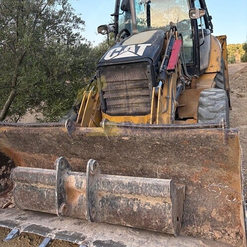 Retrocargadora CATERPILLAR 428E, Año 2008, con 19000 Horas, equipada con cazo de 40 y Limpieza. Matriculada. Trabajando.