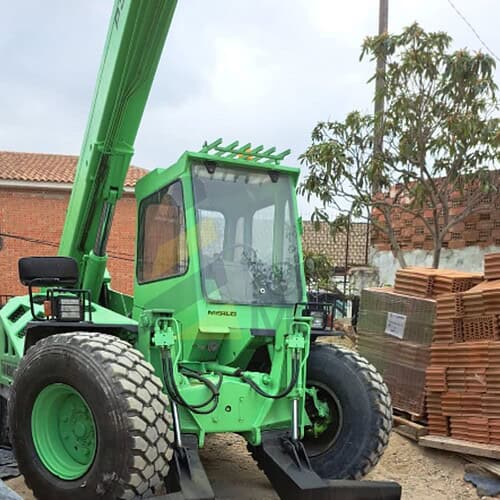 Manipulador Telescópico MERLO 3013, Año 2000, equipada con Pinzas porta-palet, pala y Pluming de Carga. Horas 8600 Aprox, Matriculada.