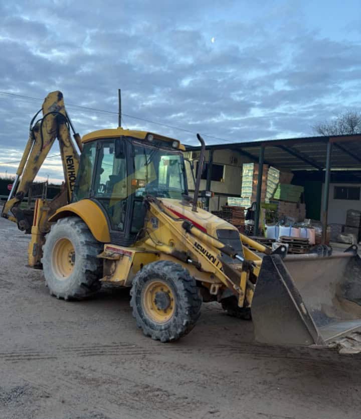 RetroPala NEW HOLLAND LB 95, Año fabricación 2003, Horas: 25.300 H Aprox, equipada con dos cazos y matriculada. Maquinaria de Autónomo lista para trabajar.
