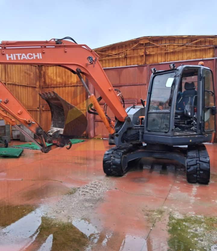 Excavadora, Marca: HITACHI, Modelo: ZX85 USBLC-3, Año de fabricación 2008, Horas: 15.002 Aprox, Enganche mecánico , cazo de 40,60,80, Asiento Neumático, Aire acondicionado sin gas.