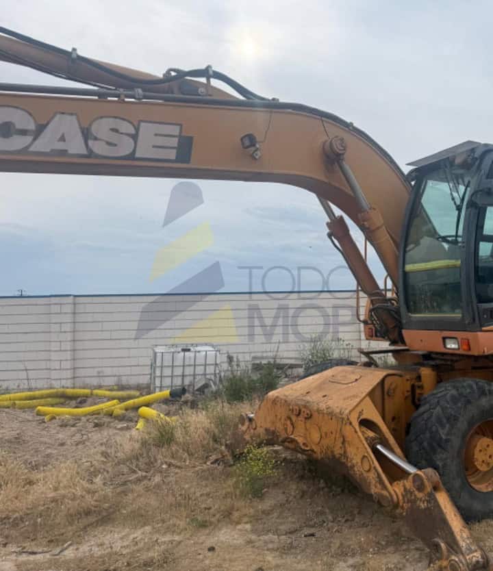 Excavadora ruedas CASE WX 210, Año 2007, Horas: 5900. Equipada con Cazo de trabajo de 1 metro, Ruedas de la casa, Engrase centralizado, Sin holguras.