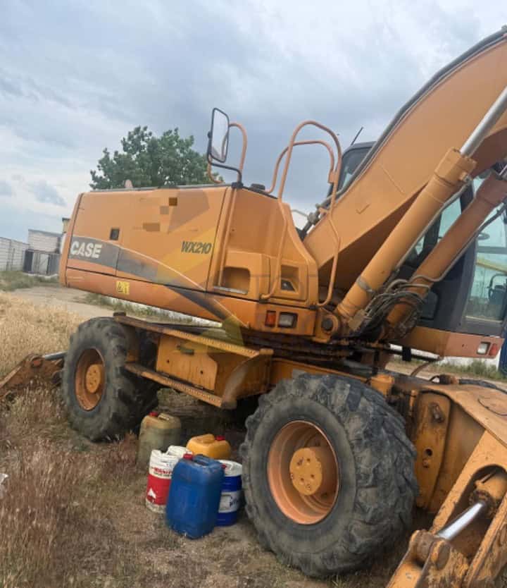 Excavadora ruedas CASE WX 210, Año 2007, Horas: 5900. Equipada con Cazo de trabajo de 1 metro, Ruedas de la casa, Engrase centralizado, Sin holguras.