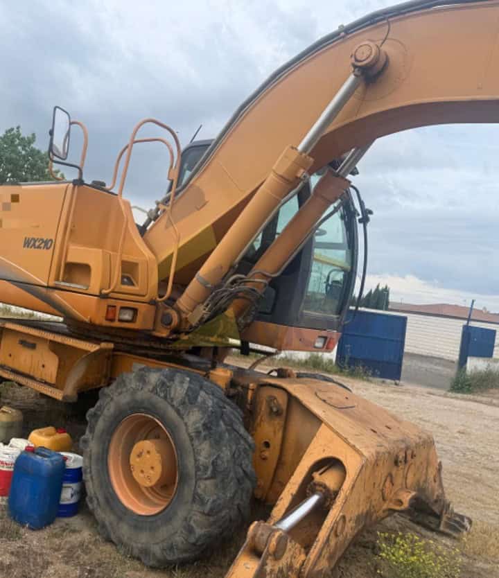 Excavadora ruedas CASE WX 210, Año 2007, Horas: 5900. Equipada con Cazo de trabajo de 1 metro, Ruedas de la casa, Engrase centralizado, Sin holguras.