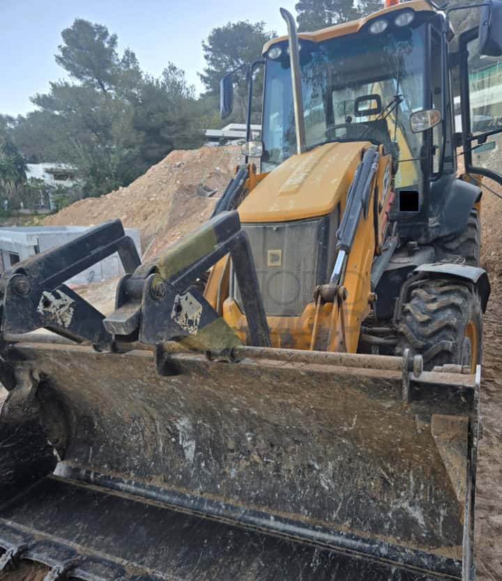 RetroCargadora, JCB, 3CX 14M4NE , 2015, 15.129 H, equipada con Mandos Pilotados, Pala 4 en 1, Horquillas, Brazo telescópico, tres cazos, Matriculada.