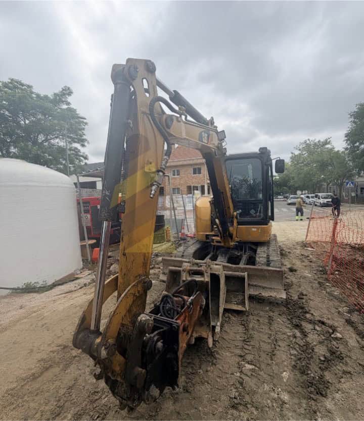 Miniexcavadora,CATERPILLAR, 304C CR, Año fabricación 2010, Horas: 5354, equipada con enganche mecánico, cazo de 40, 60 y limpieza. Giro cero.Con CE. Maquinaria lista para trabajar.