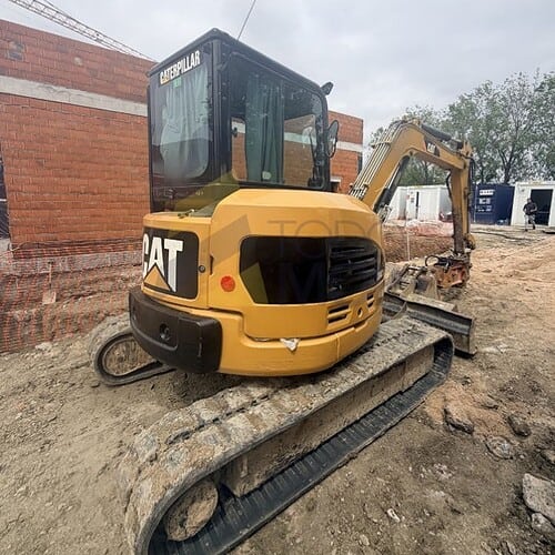 Miniexcavadora,CATERPILLAR, 304C CR, Año fabricación 2010, Horas: 5354, equipada con enganche mecánico, cazo de 40, 60 y limpieza. Giro cero.Con CE. Maquinaria lista para trabajar.