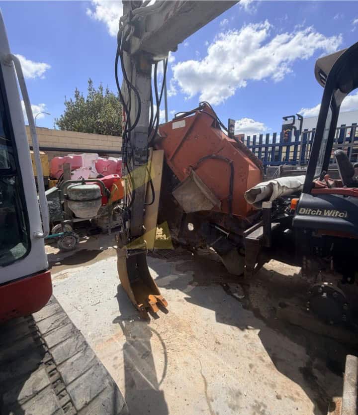 Miniexcavadora TAKEUCHI TB145 , Año fabricación 2005, Horas: 13741 H, equipada con cazo de 40, Enganche Hidráulico, tres instalaciones hidráulicas.