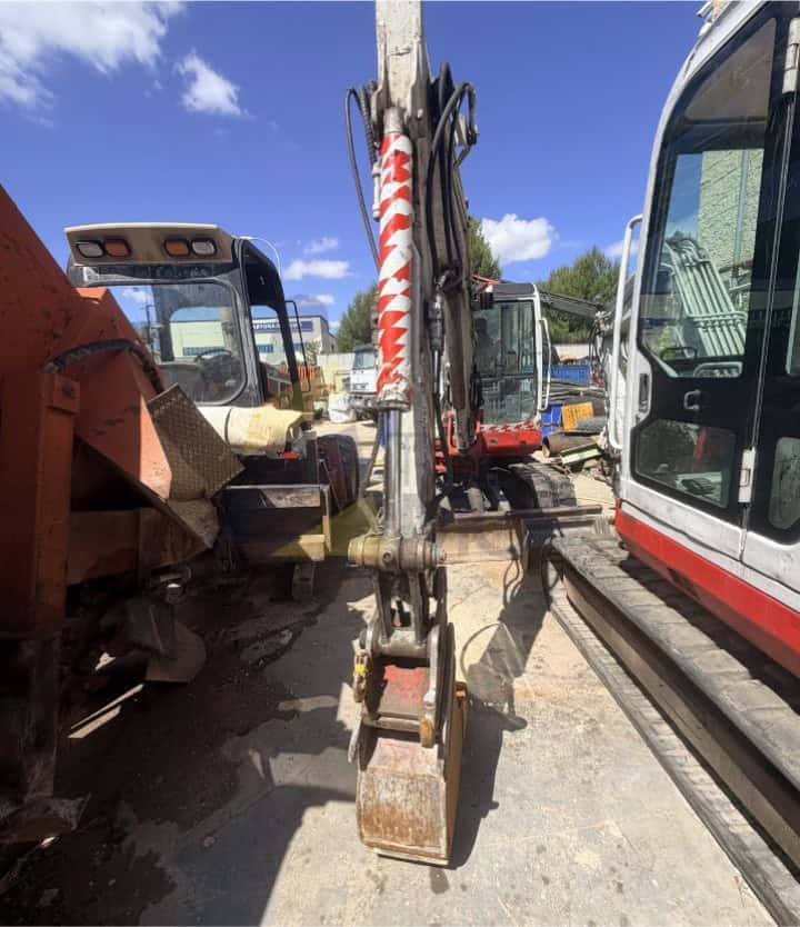Miniexcavadora TAKEUCHI TB145 , Año fabricación 2005, Horas: 13741 H, equipada con cazo de 40, Enganche Hidráulico, tres instalaciones hidráulicas.