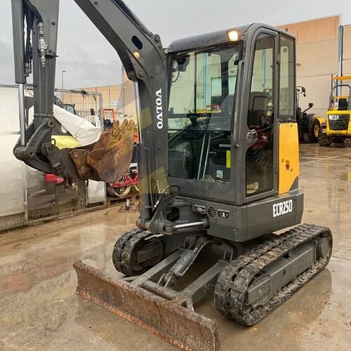 Miniexcavadora,VOLVO, ECR25D, Año fabricación 2016, Horas: 5556, equipada con enganche mecánico y dos cazos. Giro cero.Con CE. Maquinaria lista para trabajar.