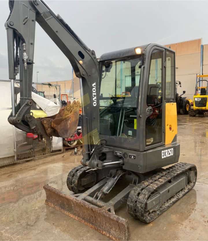 Miniexcavadora,VOLVO, ECR25D, Año fabricación 2016, Horas: 5556, equipada con enganche mecánico y dos cazos. Giro cero.Con CE. Maquinaria lista para trabajar.