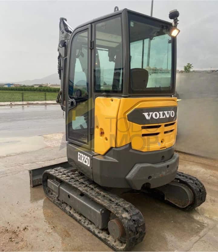 Miniexcavadora,VOLVO, ECR25D, Año fabricación 2016, Horas: 5556, equipada con enganche mecánico y dos cazos. Giro cero.Con CE. Maquinaria lista para trabajar.
