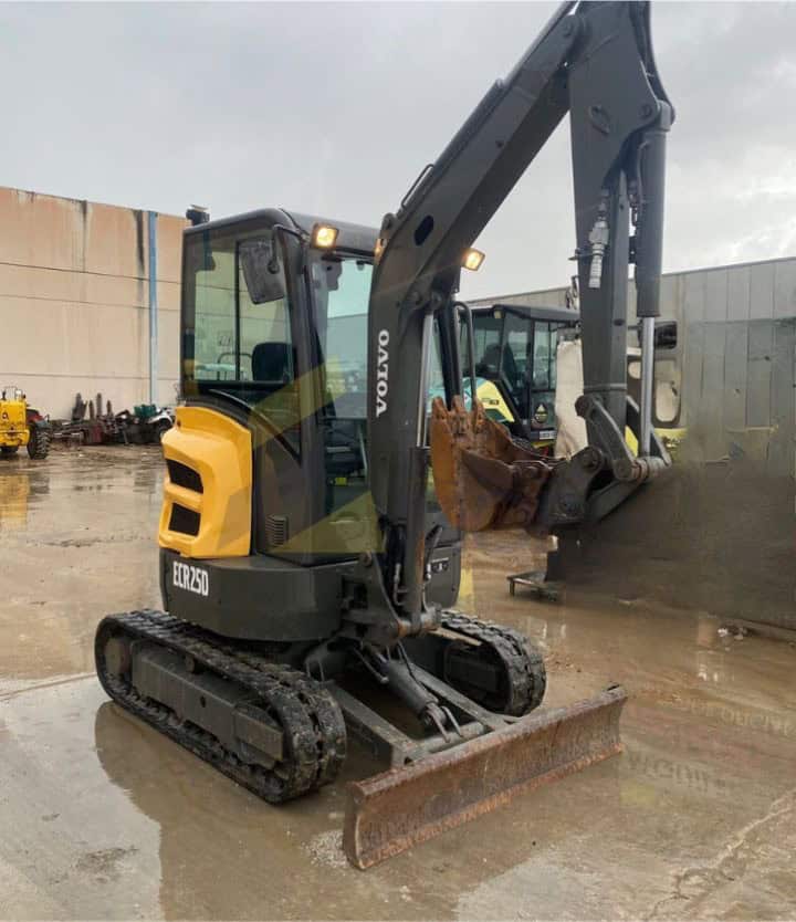 Miniexcavadora,VOLVO, ECR25D, Año fabricación 2016, Horas: 5556, equipada con enganche mecánico y dos cazos. Giro cero.Con CE. Maquinaria lista para trabajar.