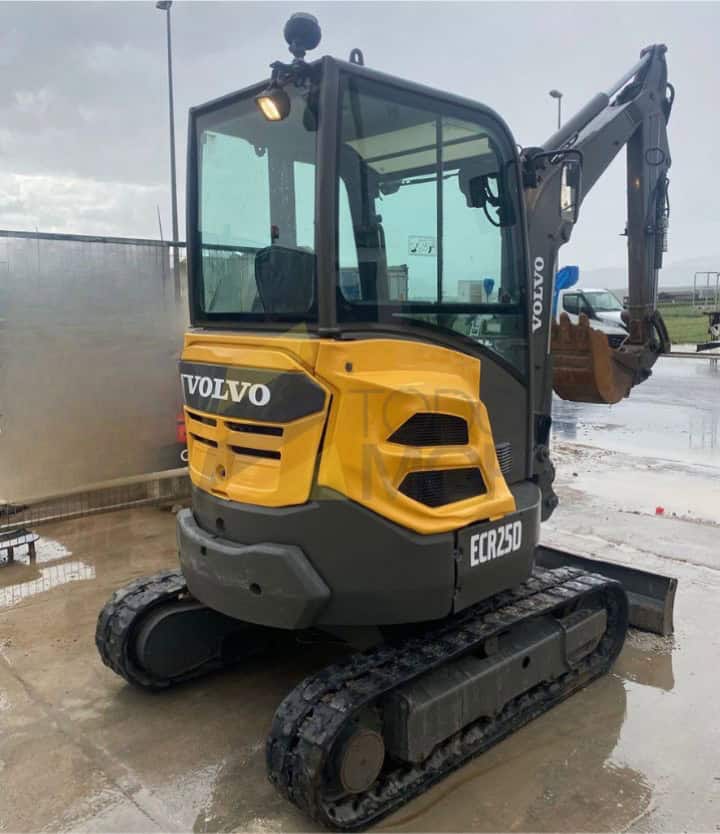 Miniexcavadora,VOLVO, ECR25D, Año fabricación 2016, Horas: 5556, equipada con enganche mecánico y dos cazos. Giro cero.Con CE. Maquinaria lista para trabajar.