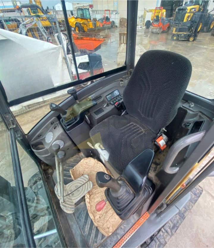 Miniexcavadora,VOLVO, ECR25D, Año fabricación 2016, Horas: 5556, equipada con enganche mecánico y dos cazos. Giro cero.Con CE. Maquinaria lista para trabajar.