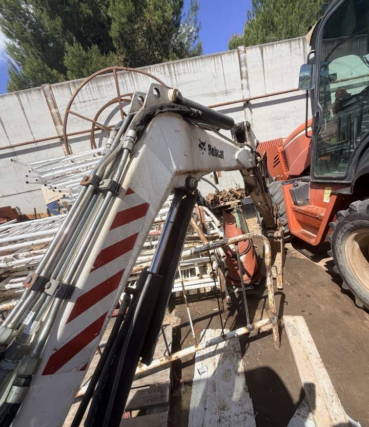 Miniexcavadora BOBCAT 425 C, Año 2007, Horas: 1804 H, equipada con cazo de 40 y 60, Enganche. Con CE. miniexcavadora compacta clásica.