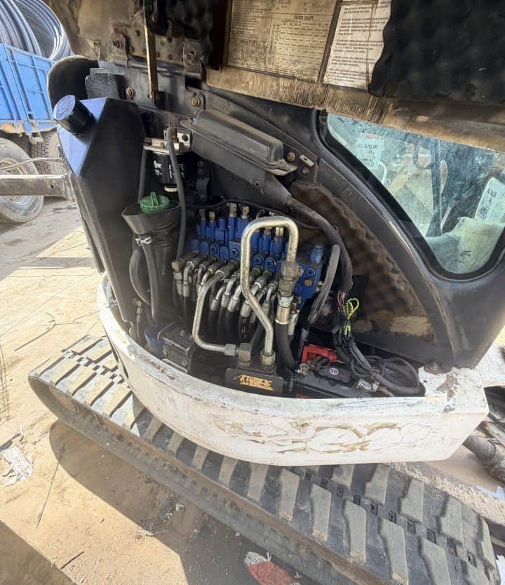 Miniexcavadora BOBCAT 425 C, Año 2007, Horas: 1804 H, equipada con cazo de 40 y 60, Enganche. Con CE. miniexcavadora compacta clásica.