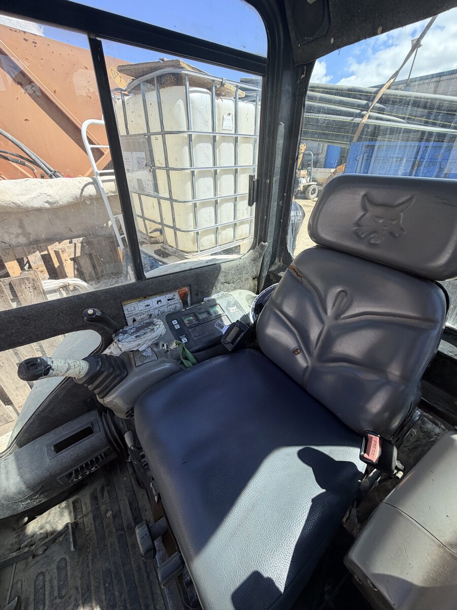 Miniexcavadora BOBCAT 425 C, Año 2007, Horas: 1804 H, equipada con cazo de 40 y 60, Enganche. Con CE. miniexcavadora compacta clásica.