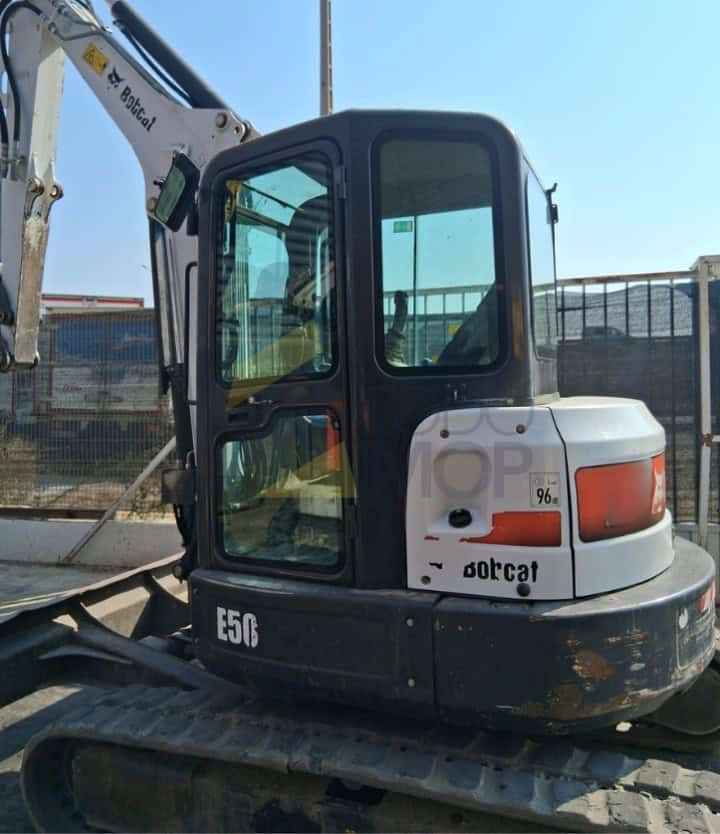 Miniexcavadora BOBCAT E50, Año 2019, Horas: 6062 H, equipada con dos cazos nuevos, Enganche Mecánico, Aire acondicionado y Matriculada.