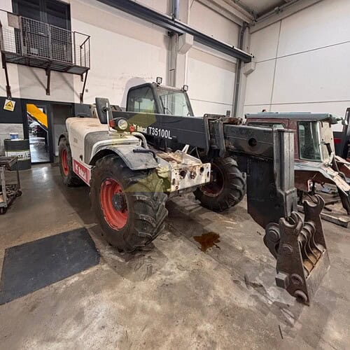 Manipulador Telescópica,  BOBCAT,  T35100L, Año 2007, equipada con pinzas porta-palet, pala, estabilizadores y ruedas delanteras nuevas. Horas 8484, Matriculada.