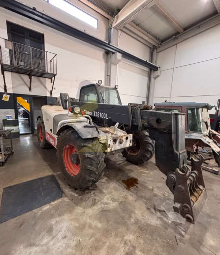 Manipulador Telescópica,  BOBCAT,  T35100L, Año 2007, equipada con pinzas porta-palet, pala, estabilizadores y ruedas delanteras nuevas. Horas 8484, Matriculada.