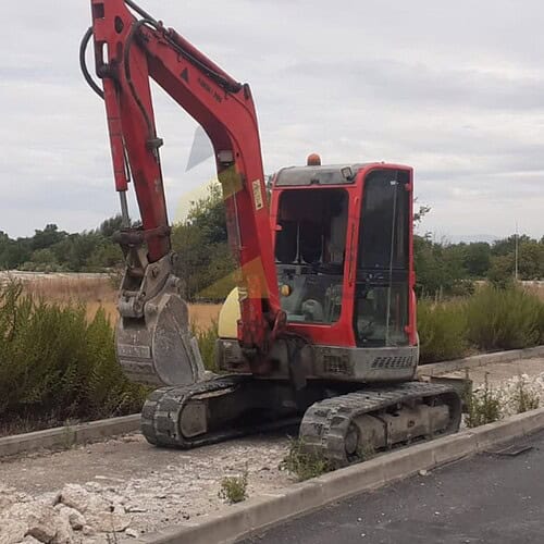 Miniexcavadora YANMAR VIO55, Año 2006, Horas: 7153 H, equipada con cazos de 40,60 y 80. Con cuchillas en cazo de 60 y 80. Enganche Mecánico.