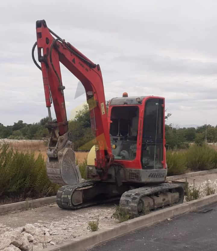 Miniexcavadora YANMAR VIO55, Año 2006, Horas: 7153 H, equipada con cazos de 40,60 y 80. Con cuchillas en cazo de 60 y 80. Enganche Mecánico.