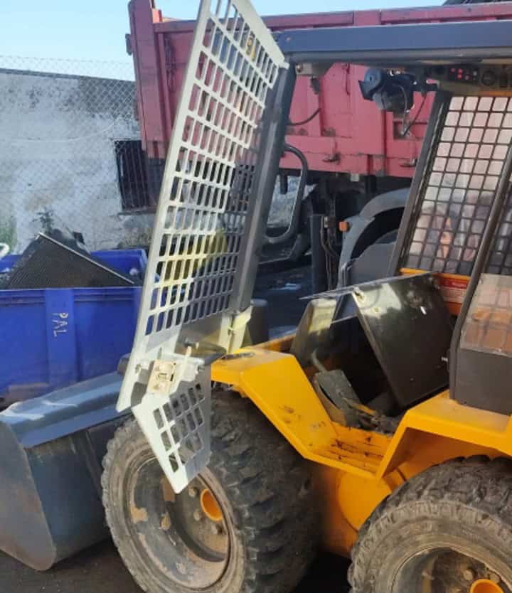 Minicargadora, JCB SS165 , Año fabricación 1997, Horas: 2643, equipada con pala, retro. Matriculada. Maquinaria lista para trabajar.