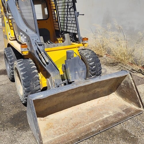 Minicargadora, JCB SS165 , Año fabricación 1997, Horas: 2643, equipada con pala, retro. Matriculada. Maquinaria lista para trabajar.